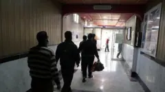 زندانیان در یک راهرو زندان در ایران 