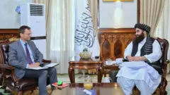 ت﻿وماس نیکلسون در کابل با امیرخان متقی، وزیر خارجه طالبان