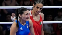 ጣሊያናዊቷ ቦክሰኛ አንጅላ ካሪኒ ከአልጄሪያዊቷ ተጋጣሚዋ ኢምና ኼሌፍ ጋር