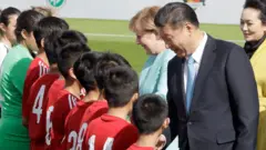 Xi Jinping cumprimenta jogadores de futebol mirins