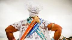 Baiana em trajes tradicionais em Salvador, Bahia