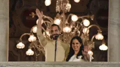 Nayib Bukele e sua esposa