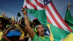 Manifestante com bandeiras do Brasil e EUA