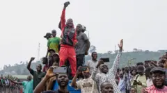 Civis com celulares em Goma