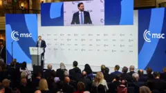 JD Vance, em um terno escuro, dirige-se a um público a partir de um púlpito