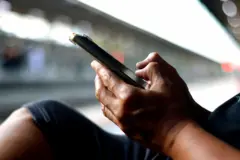 சிறுமிகளின் ஆபாச படம் - வடமாநில நபர் மீது தாக்குதல்