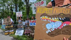 Protesta fuera del centro de detención para migrantes indocumentados en la zona pantanosa de los Everglades.