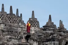 မြန်မာစစ်တပ်နဲ့ တော်လှန်ရေးအင်အားစုတွေကို အင်ဒိုနီးရှားက ယော့ဂျာကာမြို့ကို ဖိတ်ကြားပြီး အလွတ်သဘောဆွေးနွေးပွဲ ကျင်းပတာဖြစ်ပြီး ကမ္ဘာကျော် ရှေးဟောင်း ဘောဒေါဘုရုစေတီကြီး ဘုရားဖူး လေ့လာရေး ခရိးစဉ်လည်း ပါဝင်ပါတယ်။