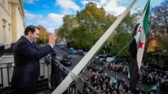وزیر خارجه دولت سوریه شخصا پرچم کشورش را بر فراز ساختمان سفارت در لندن به اهتزار درآورد