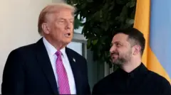 Trump mw'ikoti yirabura n'ikaruvati y'iroza  ahagararanye na Zelensky yambaye ivyirabura, inyuma hari igiti n'ibendera