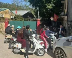 Người dân tập trung bên ngoài khu vực tại trụ sở làm việc cũ của Đội Quản lý thị trường số 4, Lạng Sơn