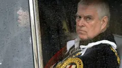 El duque de York sale de la Abadía de Westminster, Londres, tras la coronación del rey Carlos III.
