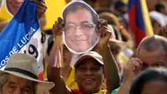 Manifestante erige un retrato de Petro este 7 de enero en Bogotá. 