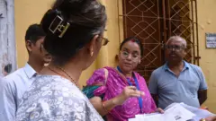 एसआईआर की प्रक्रिया में हिस्सा लेते लोग 