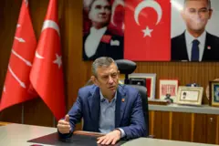 Özgür Özel bir masada açıklama yaparken. 