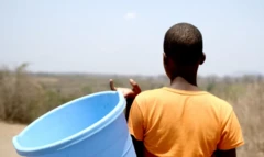 Enfant avec un seau vide