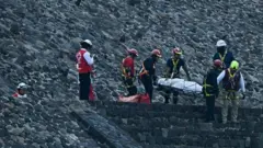 Equipes de emergências nas pirâmides.