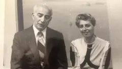 Picha ya zamani ya Sylvia Bloom na mumewe, Raymond Margolies kutoka kwenye albamu ya familia inayoangalia kamera