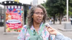 Esther Guevara olha para a câmera durante a entrevista em uma rua de Caracas.