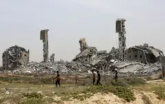 مشهد للمباني المدمرة مع استمرار الهجمات الإسرائيلية في دير البلح، غزة في 28 مارس/آذار 2024