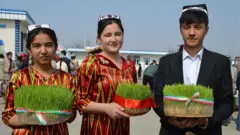 جوانان تاجیک با سبزه نوروزی