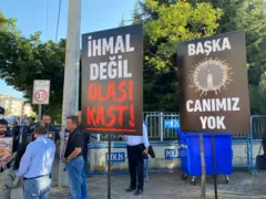 Üzerinde "İhmal değil olası kast!" ve "Başka canımız yok" yazan iki döviz.