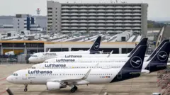 Aviones de Lufthansa estacionados en el aeropuerto de Frankfurt.