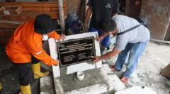 Di lokasi tambang di Banyumas dilakukan beberapa kegiatan, seperti tabur bunga, salat gaib, dan juga pendirian papan prasasti.