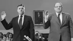 Los multimillonarios hermanos Hunt, William Herbert (izq.) y Nelson Bunker (der.), prestan juramento ante un subcomité de la Cámara de Representantes que investiga el reciente colapso del mercado de la plata. (2 de mayo de 1980).