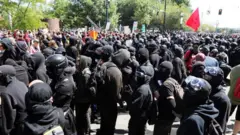 Manifestantes antifascistas em um comício eleitoral organizado pelo ativista de direita e candidato republicano ao Senado Joey Gibson em Portland, Oregon, em 4 de agosto de 2018.