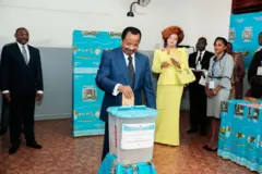 Paul Biya vote lors de l'élection présidentielle du 7 octobre 2018.