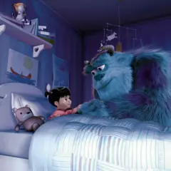 Cena de 'Monstros S. A.', com Boo e Sulley no quarto da menina.