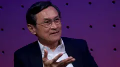 จาตุรนต์ ฉายแสง อดีตรักษาการหัวหน้าพรรคไทยรักไทย บอกว่า เขา “เป็นคนชูธงประชาธิปไตยในช่วงที่เป็นแกนนำ” แต่ปัจจุบันเขาไม่ได้อยู่ในโครงสร้างผู้บริหารพรรคเพื่อไทยแต่อย่างใด