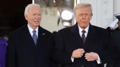 Joe Biden a la derecha de Donald Trump, poco antes de dejar la Casa Blanca por última vez.