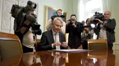 Финляндиянын тышкы иштер министри Пекка Хаависто анын өлкөсүн НАТОго кабыл алууну өтүнгөн арызга кол коюуда. 