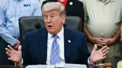 Президент США Дональд Трамп выступает во время пресс-конференции с главой Агентства по охране окружающей среды (EPA) Ли Зельдином в Овальном кабинете Белого дома в Вашингтоне, округ Колумбия, 21 мая 2026 года.