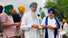 ਪ੍ਰਦਰਸ਼ਨਕਾਰੀ ਕਿਸਾਨ ਖਾਣਾ ਖਾਂਦੇ ਹੋਏ 