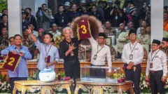 Calon presiden dan calon wakil presiden dari Koalisi Perubahan Anies Baswedan (kiri) dan Muhaimin Iskandar (kedua kiri), Capres dan Cawapres dari Koalisi Indonesia Maju Prabowo Subianto (ketiga kiri) dan Gibran Rakabuming Raka (ketiga kanan), serta Capres dan Cawapres Ganjar Pranowo (kedua kanan) dan Mahfud MD (kanan) berfoto bersama dengan menunjukkan nomor hasil undian pada Rapat Pleno Terbuka Pengundian dan Penetapan Nomor Urut Pasangan Capres dan Cawapres Pemilu Tahun 2024 di Gedung KPU, Jakarta, Selasa (14/11).