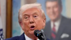 Дональд Трамп на фоне портрета Рональда Рейгана