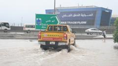 大雨で冠水した道路（16日、ドバイ）