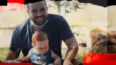 Yarden Bibas con uno de sus hijos.