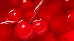 Gros plan sur un bol de cerises glacées rouge vif 