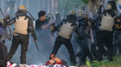 Polisi dan demonstran bentrok di luar gedung DPR, Jakarta, 22 Agustus 2024