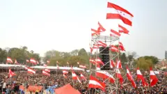 नेपाली कांग्रेसको आयोजनामा भएको कुनै कार्यक्रममा देखिएको कार्यकर्ताहरूको भिड र पार्टीका झण्डाहरू