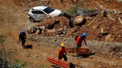 Una camioneta cubierta de tierra. 