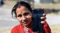 युक्रेनमा युद्धबन्दी बनेका सिद्धार्थ ढकालकी आमा गङ्गा।