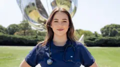 Isla Montalier en el monumento La Floralis Genérica, un ícono de Buenos Aires. 