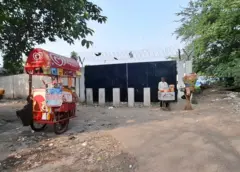 এখন গেট দিয়ে ঘেরা অংশে বছর তিনেক আগেও পশু বাজার বসত