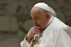 Fotografia de Papa Francisco de perfil