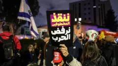 عائلات الإسرائيليين المحتجزين كرهائن في غزة وأنصارهم يحتجون للمطالبة بإطلاق سراح الرهائن المحتجزين في غزة خارج منزل وزير الشؤون الاستراتيجية رون ديرمر في القدس، إسرائيل، في 13 أبريل/نيسان 2025.
